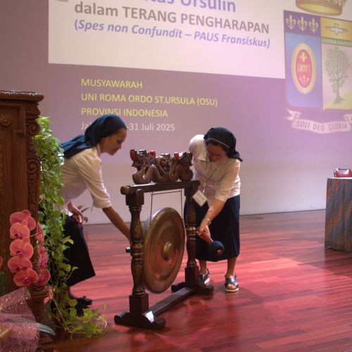 Sr. Lita membuka Musyawarah